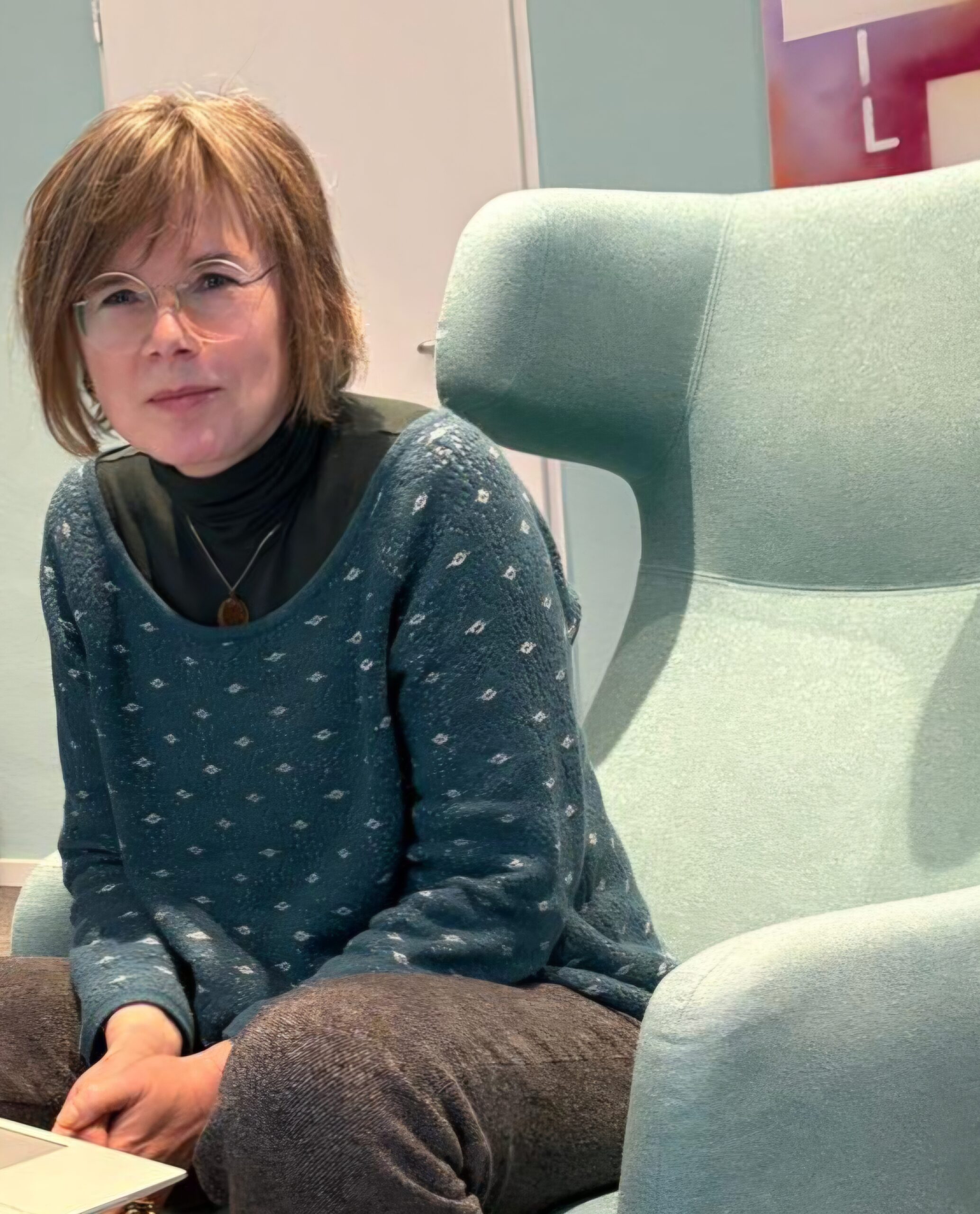 Mediatorin in blauem Sessel